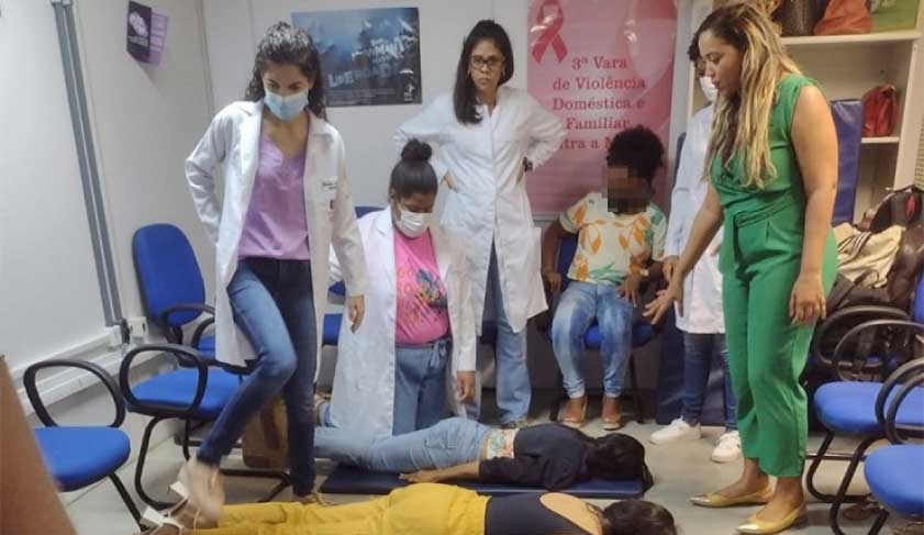 3ª VARA DE VIOLÊNCIA DOMÉSTICA E FAMILIAR CONTRA A MULHER ORIENTA VÍTIMAS ASSISTIDAS NA UNIDADE COM TÉCNICAS CORPORAIS ASSOCIADAS À DEFESA PESSOAL