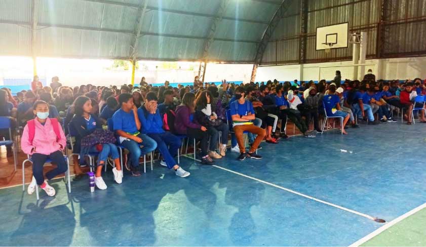Equipe do Judiciário realiza palestra sobre violência doméstica em escola de Cuiabá