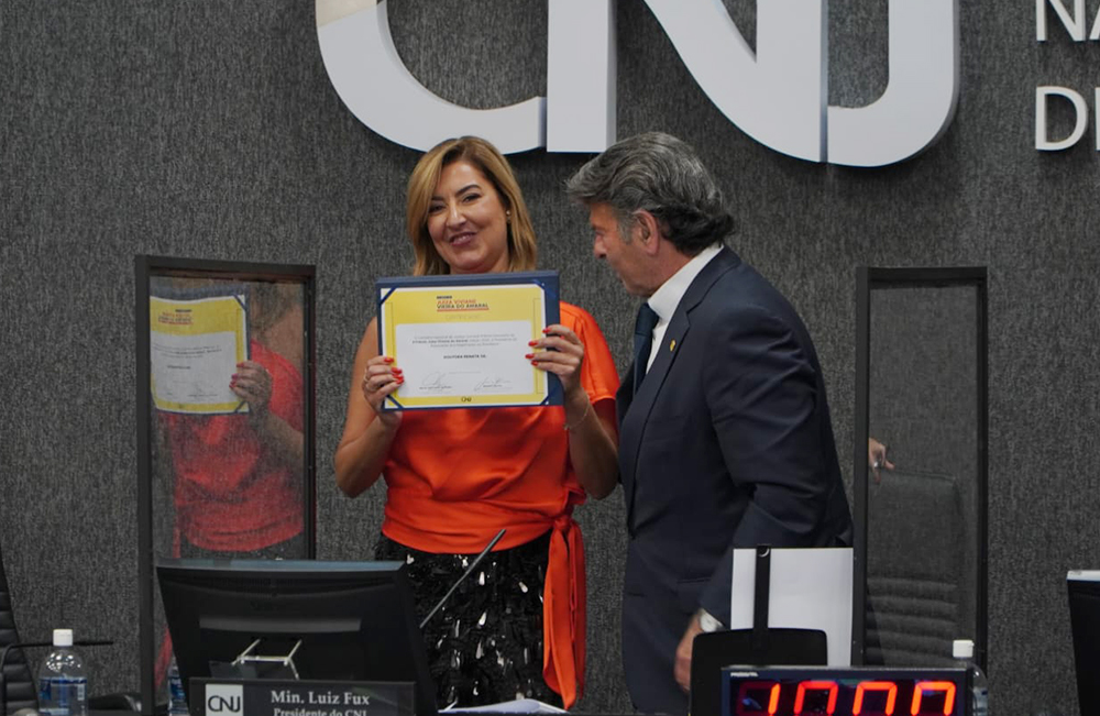Renata Gil recebe prêmio “hors concours” do CNJ por atuação no enfrentamento da violência contra a mulher